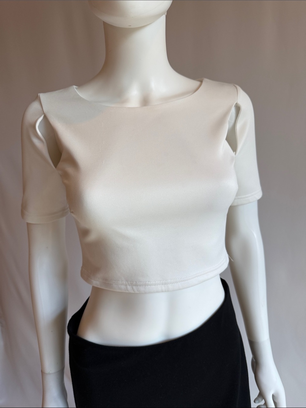 Minimal Cream Crop Top - Short Sleeve